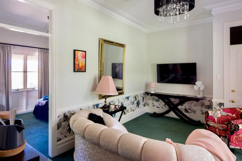 Chanticleer Gardens Barn Cottage With A Pool - Accommodation Cooktown 44