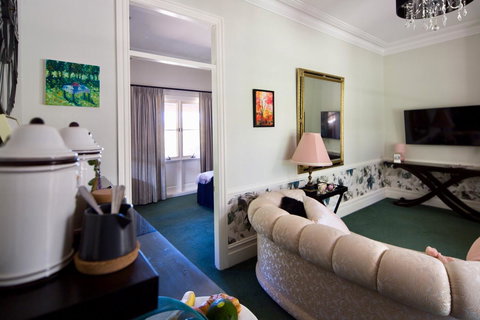 Chanticleer Gardens Barn Cottage With A Pool - Accommodation Cooktown 43