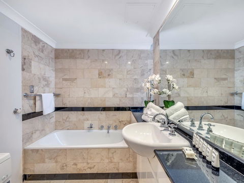 Panoramic Harbour Views And Unbeatable Comfort - Accommodation Cooktown 4