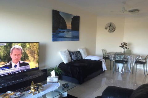 Nomikis\'On The Avenue - Accommodation Cooktown 18