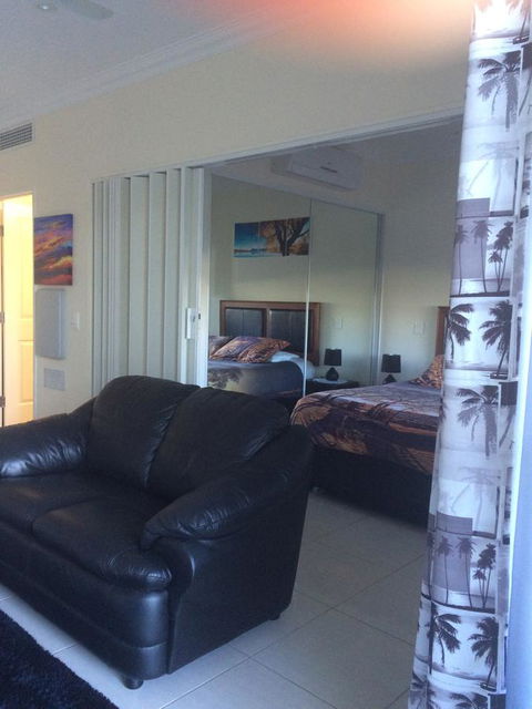 Nomikis\'On The Avenue - Accommodation Cooktown 14