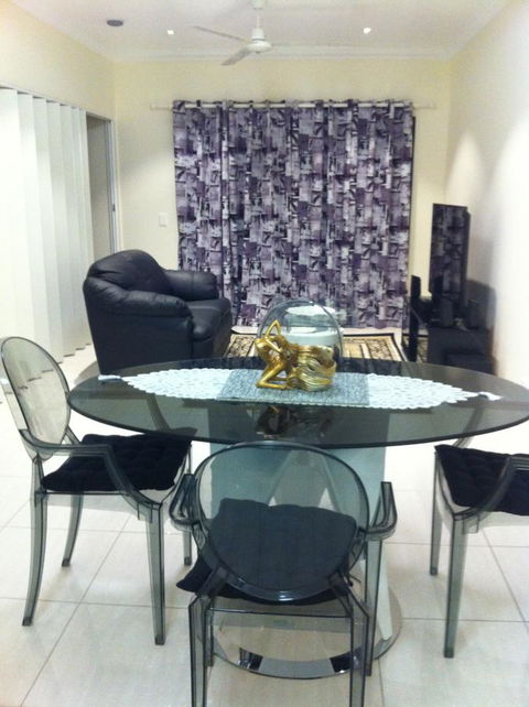 Nomikis\'On The Avenue - Accommodation Cooktown 20