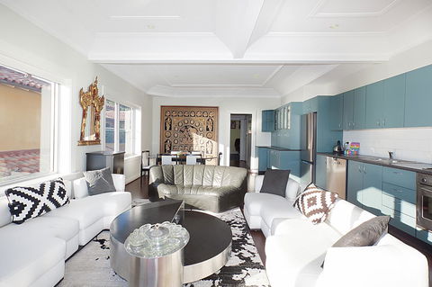Art Deco Apartment With Breathtaking Water Views - Accommodation Cooktown 7