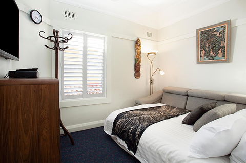 Art Deco Apartment With Breathtaking Water Views - Accommodation Cooktown 9