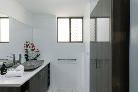 CitySide Apartment - 2 Bedroom With Private Courtyard - Accommodation Cooktown 21