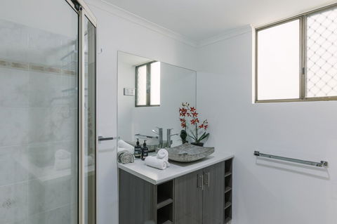 CitySide Apartment - 2 Bedroom With Private Courtyard - Accommodation Cooktown 16