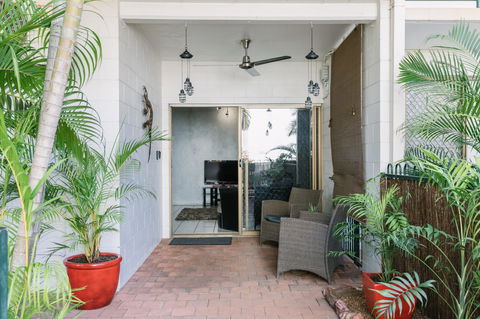 CitySide Apartment - 2 Bedroom With Private Courtyard - Accommodation Cooktown 7