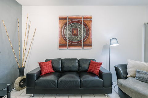 CitySide Apartment - 2 Bedroom With Private Courtyard - Accommodation Cooktown 4
