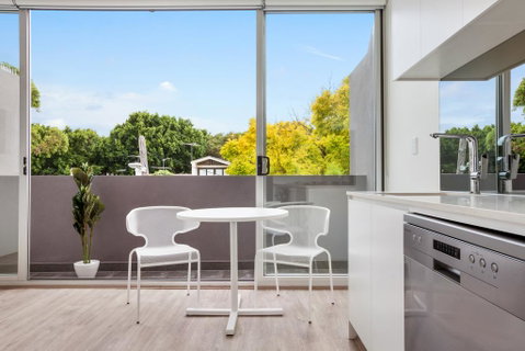 Bondi Beach Studio King Suite + Balcony - Accommodation Cooktown 2