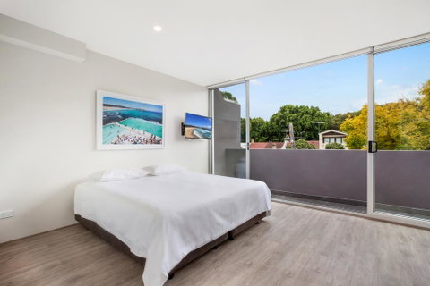 Bondi Beach Studio King Suite + Balcony - Accommodation Cooktown 0
