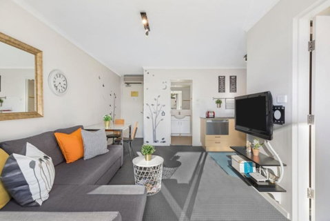 Bright Central Pad With Rooftop Pool, Gym & Parking - Accommodation Cooktown 1