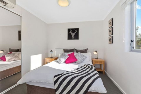 Bright Central Pad With Rooftop Pool, Gym & Parking - Accommodation Cooktown 2