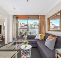 Bright Central Pad with Rooftop Pool Gym  Parking - Accommodation Cooktown