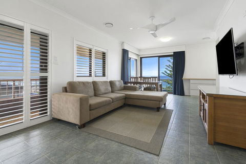 Calypso, Unit 5 - The Entrance - Accommodation Cooktown 1