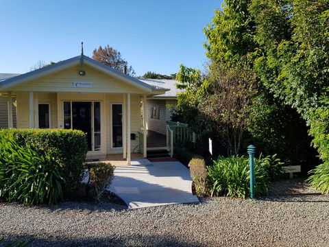Camelot Cottages - Accommodation Cooktown 0