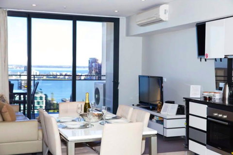 CENTRAL CBD EXEC STUNNING VIEW WIFI NETFLIX WINE - Accommodation Cooktown 1