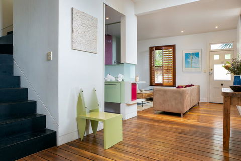 Chic Two-storey Cottage With Darling Harbour Views - Accommodation Cooktown 3