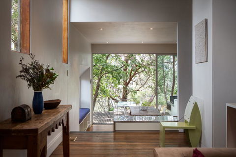 Chic Two-storey Cottage With Darling Harbour Views - Accommodation Cooktown 1