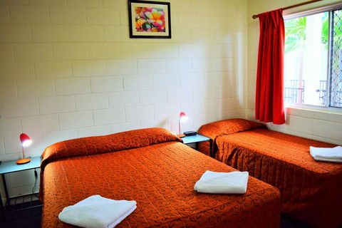 Coconut Grove Holiday Apartments - Accommodation Cooktown 3