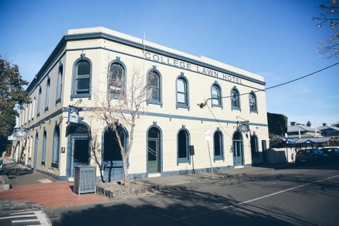 College Lawn Hotel - Accommodation Cooktown 0