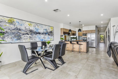CONROE EXECUTIVE TOWNHOUSE - MODERN & STYLISH - Accommodation Cooktown 2