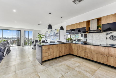 CONROE EXECUTIVE TOWNHOUSE - MODERN & STYLISH - Accommodation Cooktown 1