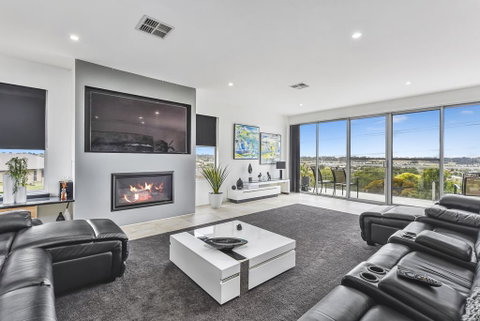 CONROE EXECUTIVE TOWNHOUSE - MODERN & STYLISH - Accommodation Cooktown 0