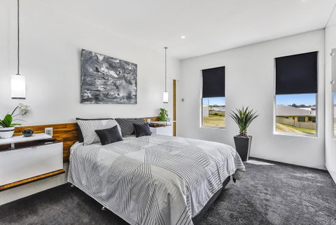CONROE EXECUTIVE TOWNHOUSE - MODERN & STYLISH - Accommodation Cooktown 3