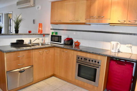 Convenient City Apartment With Pool Gym And Tennis Court - Accommodation Cooktown 3