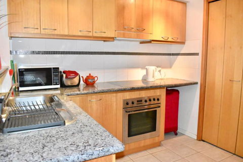 Convenient City Apartment With Pool Gym And Tennis Court - Accommodation Cooktown 2