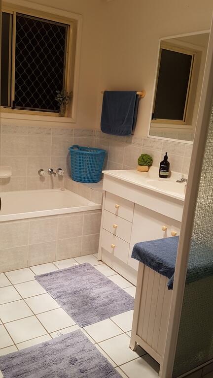 Cosy Quiet Bedroom Ferny Grove - Accommodation Cooktown 3