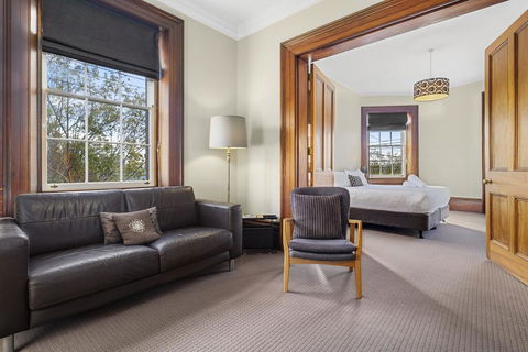 Cromwell Apartment - 3 Red Doors Battery Point - Accommodation Cooktown 1