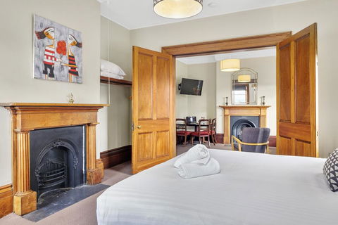 Cromwell Apartment - 3 Red Doors Battery Point - Accommodation Cooktown 3