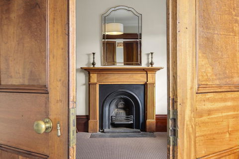 Cromwell Apartment - 3 Red Doors Battery Point - Accommodation Cooktown 2