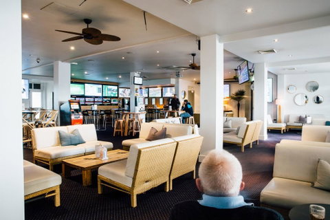 Crossroads Hotel - Accommodation Cooktown 2