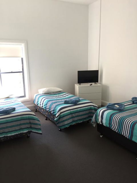 Crown Inn Hotel - Accommodation Cooktown 1