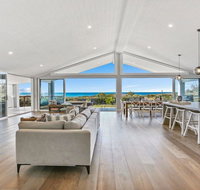 Dayz Dreamin - pool gas fireplace and beachfront - Accommodation Cooktown