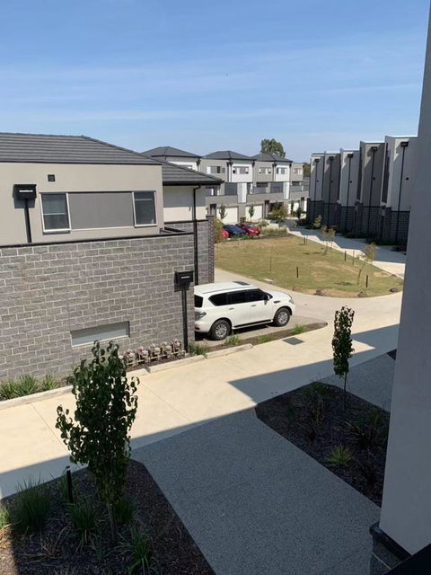Delicate And Peaceful Bundoora Townhouse 10-R1 - Accommodation Cooktown 3