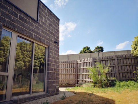 Delicate And Peaceful Bundoora Townhouse 10-R1 - Accommodation Cooktown 1