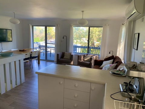 Dolphin Dreaming - 16 Dolphin Avenue - Accommodation Cooktown 3