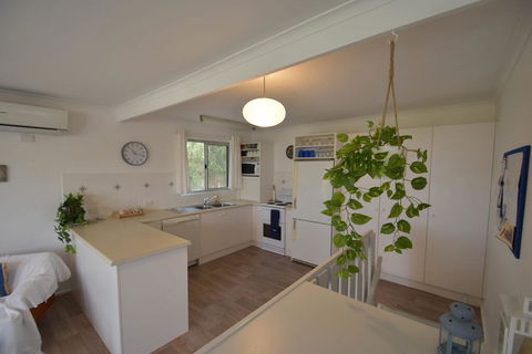 Dolphin Dreaming - 16 Dolphin Avenue - Accommodation Cooktown 2