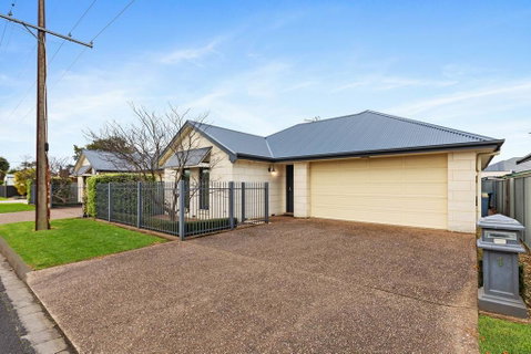 Domain Two Apartment - Accommodation Cooktown 1