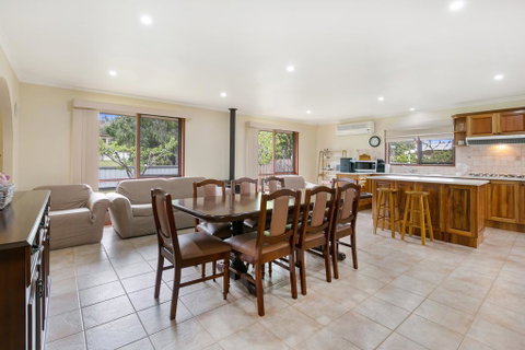 Family Getaway - Walk To Bay Beach - Accommodation Cooktown 2