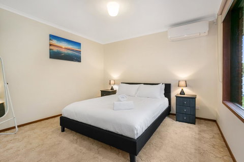 Family Getaway - Walk To Bay Beach - Accommodation Cooktown 3