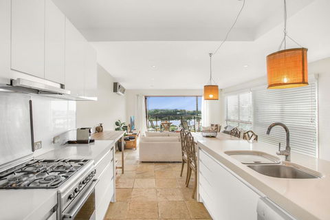 Family House With BBQ Deck, Water View And Parking - Accommodation Cooktown 2