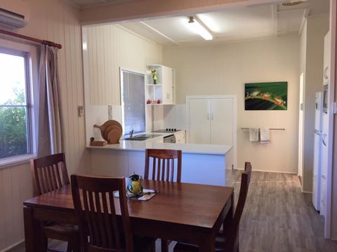 FROGGIES HOLIDAY HOUSE - Accommodation Cooktown 3