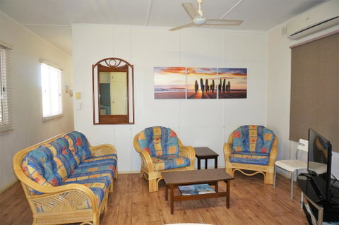 Getaway Villas Unit 3 - 3 Bedroom Self-Contained Villa With A Deck - Accommodation Cooktown 2