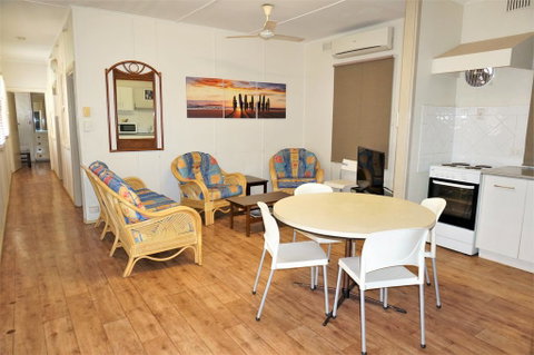 Getaway Villas Unit 3 - 3 Bedroom Self-Contained Villa With A Deck - Accommodation Cooktown 3