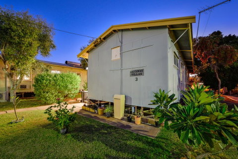 Getaway Villas Unit 3 - 3 Bedroom Self-Contained Villa With A Deck - Accommodation Cooktown 1