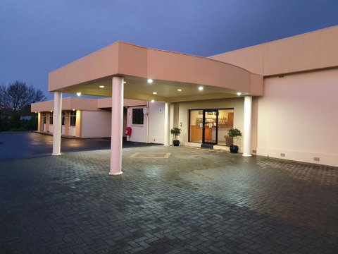 Golden Chain Tower Motor Inn - Accommodation Cooktown 2